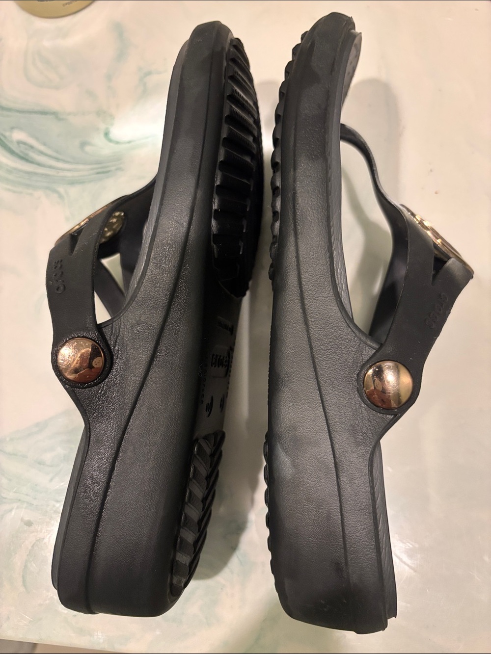 CROCS Sanrah Embellished Hammered Circle Wedge Flip Flop Sandals Black Gold 8 - Picture 6 of 13